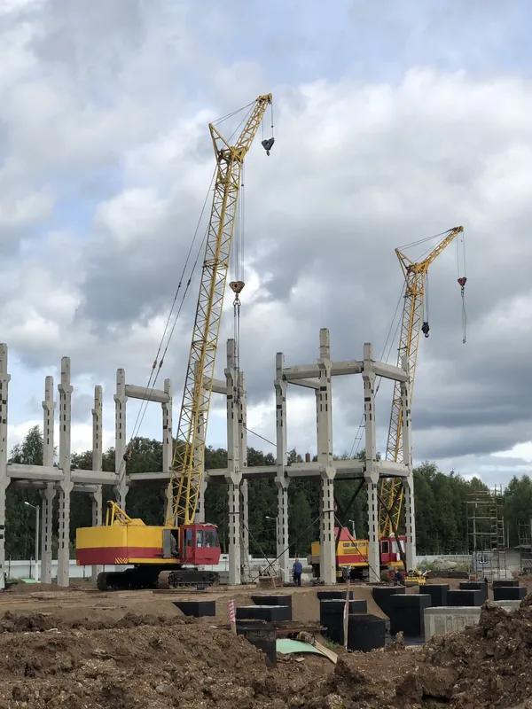Краны на монтаже железобетонного каркаса — Строй-Аренда